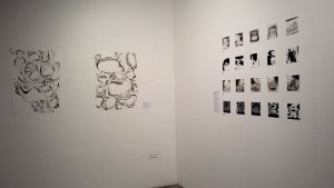 A la derecha: Serie Colectiva: "Objetos Nostálgicos" A la Izquierda: Natasha Bree Laracuente, Enredos de la Memoria, 2015. Políptico, bolígrafo y tinta china sobre papel
