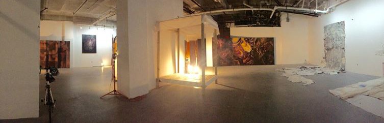 Exposición: Simulacro Izquierda: Doce Retablos Sin título, de Niko Centro: Estructura somática, de Niko Fondo: Pintura Sin título, de Ángel Borrot Derecha: Construcción Sin título, de Thomás González