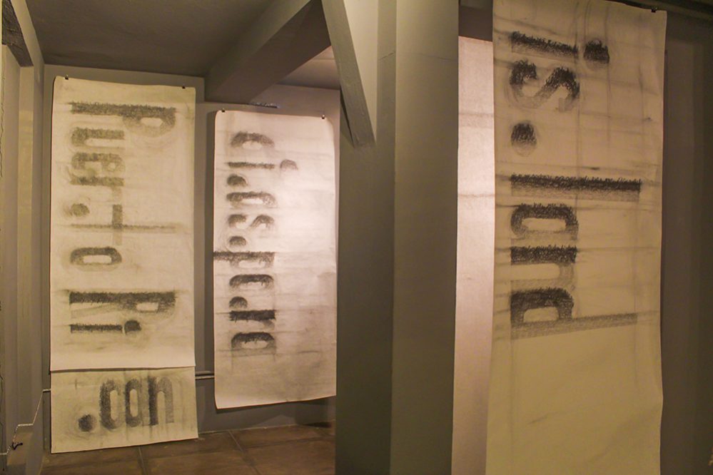 Vista de la exposición con las piezas: Puerto Rican, 2017, 36” x 100”; Diaspora, 2018, 36” x 81” y Island, 2018, 36” x 82”, realizadas en grafito sobre papel por Lilliam Nieves.