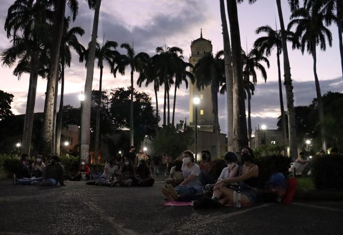 Tonguas Slam at night in cuadrangulo