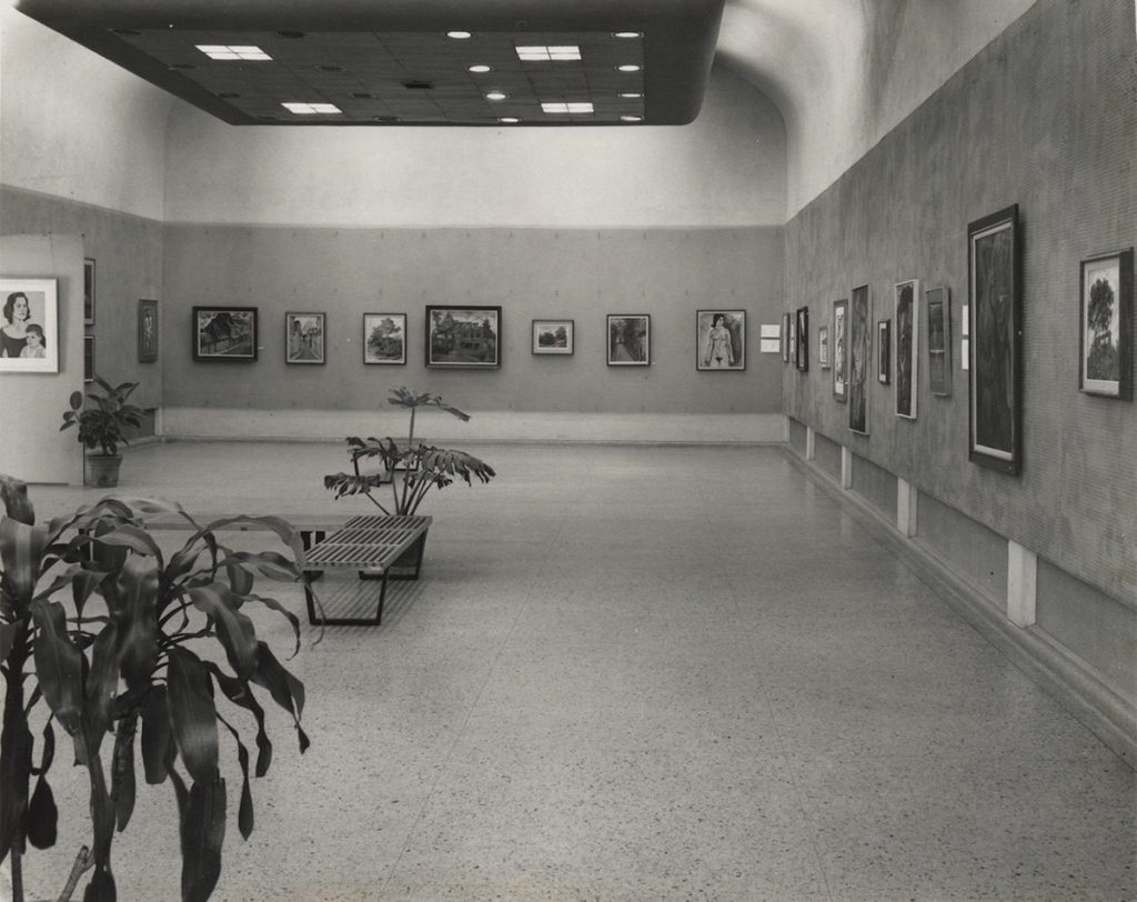Detalle de la exposición 'Pintura y dibujos de Arana', 6 de agosto de 1963.